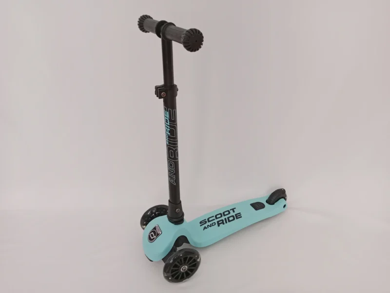 Kinderscooter Highwaykick 3 LED in Blau mit leuchtenden Rädern, höhenverstellbarer Lenkstange und klappbarem Rahmen.