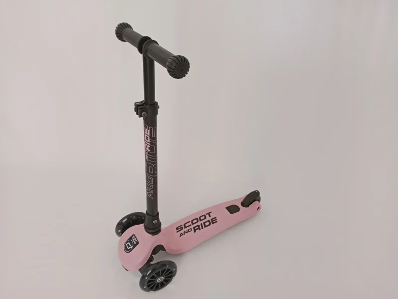 Kinderscooter Highwaykick 3 LED in Blau mit leuchtenden Rädern, höhenverstellbarer Lenkstange und klappbarem Rahmen.