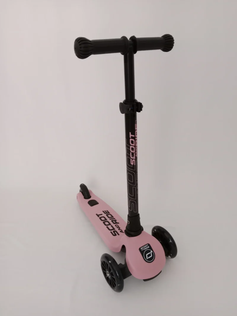 Kinderscooter Highwaykick 3 LED in Blau mit leuchtenden Rädern, höhenverstellbarer Lenkstange und klappbarem Rahmen.