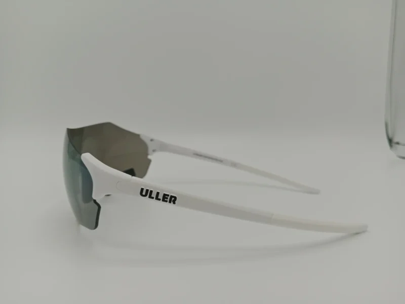 Weißgraue Sportbrille mit UV400-Schutz, austauschbaren Gläsern und leichtem TR90-Rahmen. Ideal für Radfahren, Laufen und Wintersport.