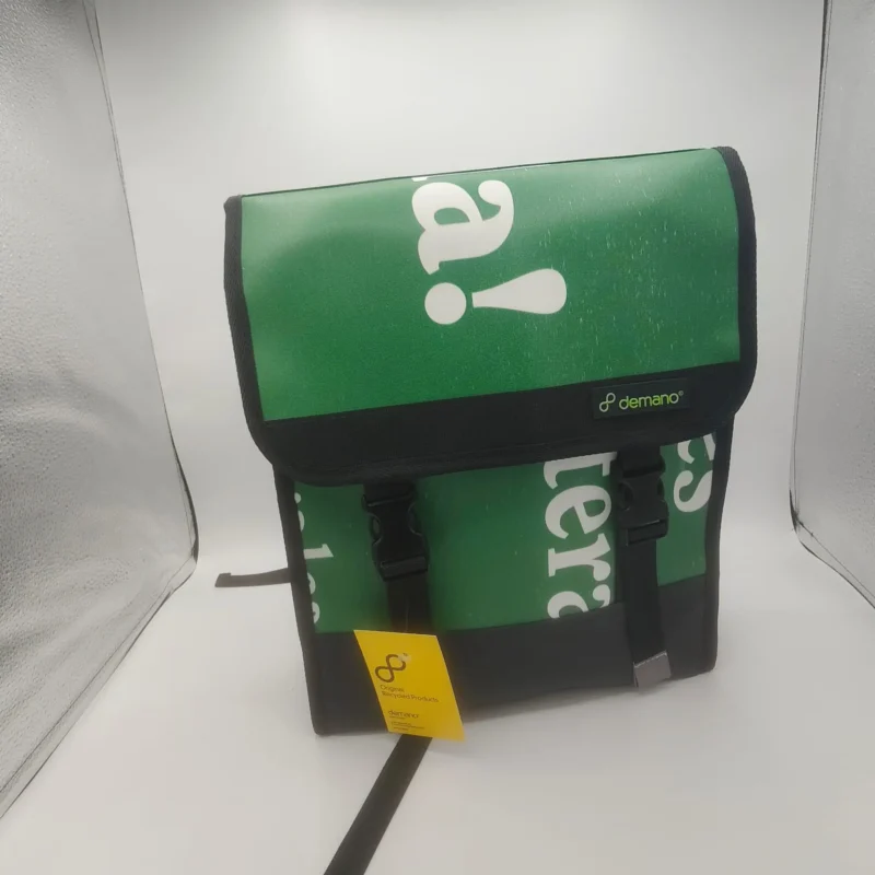 Grüner Rucksack aus recyceltem PVC-Banner, handgefertigt in Barcelona.