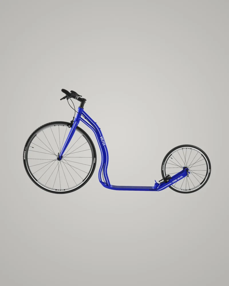 Blauer Tretroller Wolfer mit sportlichem Design, großem Vorderrad und schlankem Rahmen, ideal für Geschwindigkeit und urbanes Fahren.