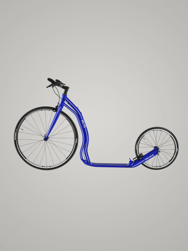 Blauer Tretroller Wolfer mit sportlichem Design, großem Vorderrad und schlankem Rahmen, ideal für Geschwindigkeit und urbanes Fahren.