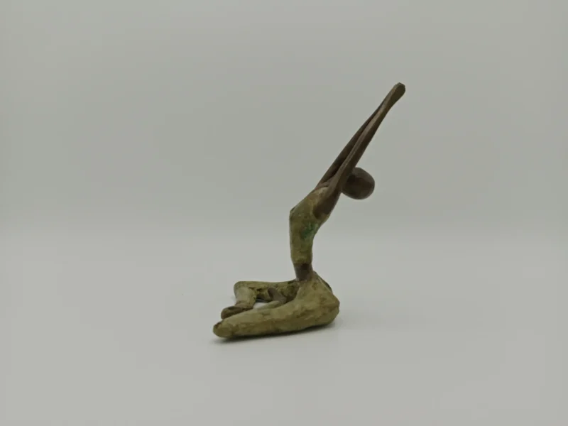 Elegante Bronzeskulptur von Hamidou Ouedraogo aus recyceltem Metall. Ein traditionelles Kunsthandwerk aus Burkina Faso - ca. 12 cm groß.