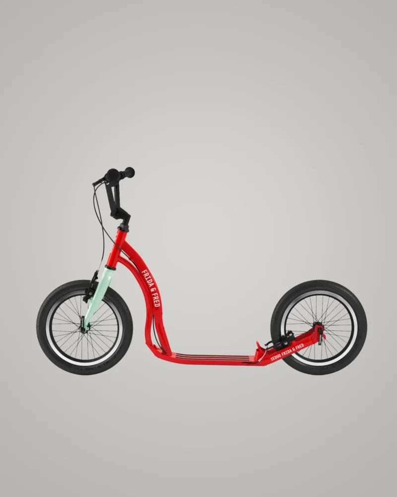 Roter Tretroller Frida & Fred mit sportlichem Design und schlankem Rahmen, ideal für Geschwindigkeit und urbanes Fahren.