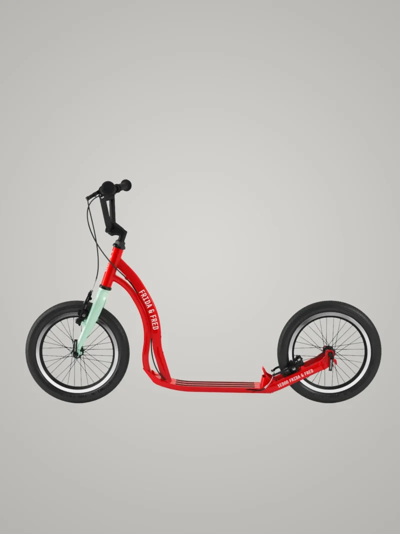 Roter Tretroller Frida & Fred mit sportlichem Design und schlankem Rahmen, ideal für Geschwindigkeit und urbanes Fahren.