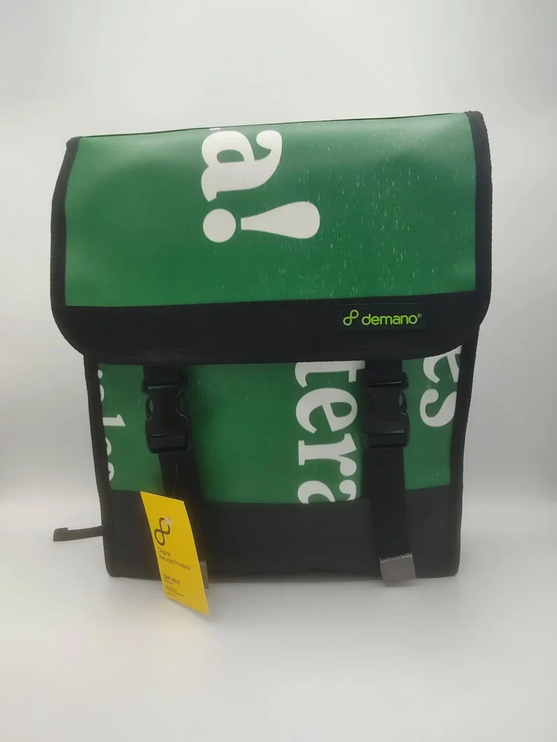 Grüner Rucksack aus recyceltem PVC-Banner, handgefertigt in Barcelona.